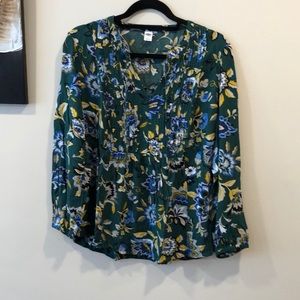 Long sleeve dark green popover top.